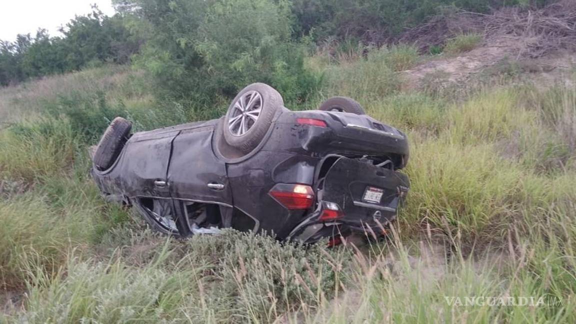 Choca y vuelca en la carretera a Monclova; hay 3 heridos