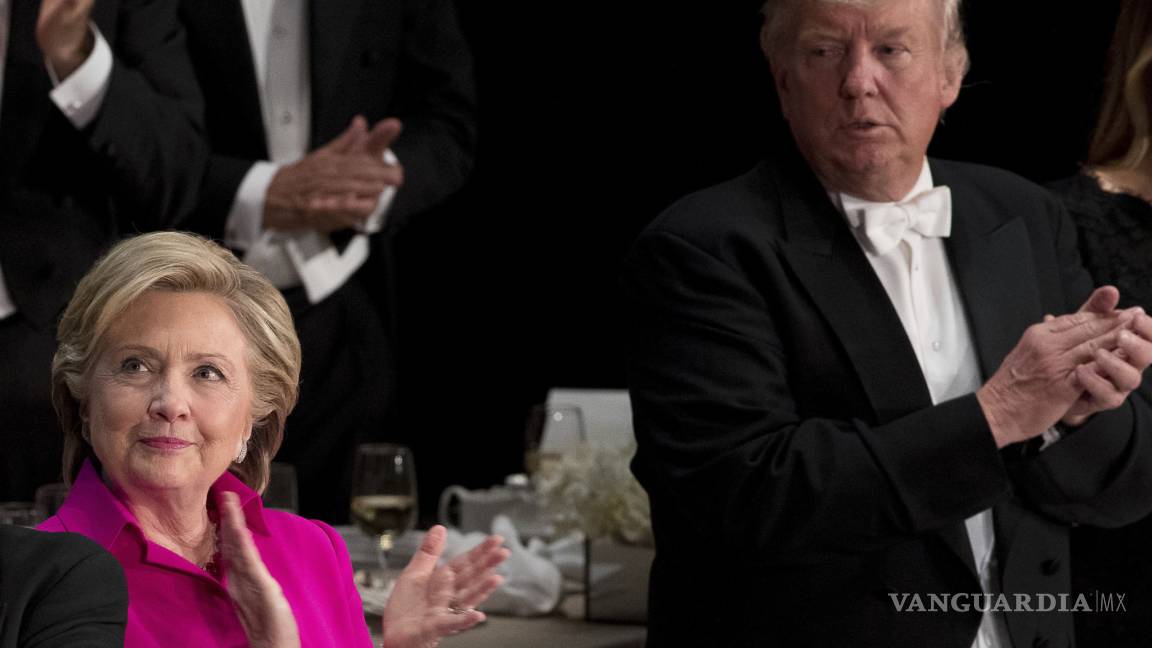 Clinton y Trump intercambian bromas y comentarios ácidos en cena de caridad
