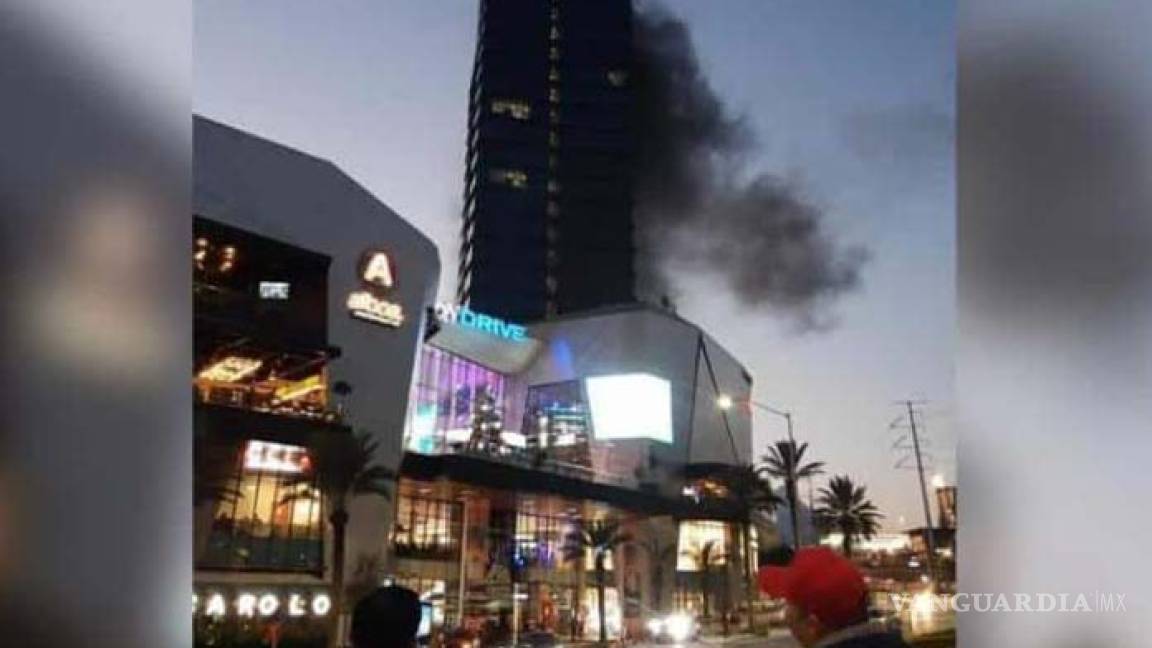 Reportan incendio en plaza comercial Fashion Drive de San Pedro, en Nuevo León