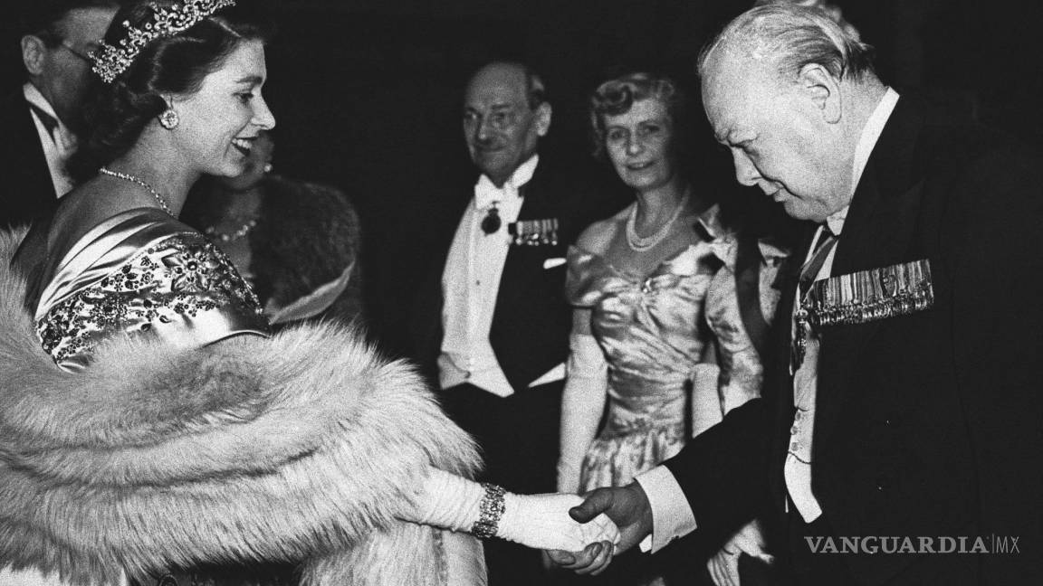 $!22 de marzo de 1950, la princesa Isabel le da la mano a Winston Churchill, ex primer ministro británico en Londres.
