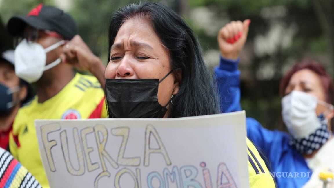 Protestan colombianos a las afueras de la embajada ubicada en Ecuador