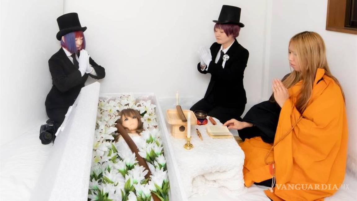 Love Doll Funeral da un eterno descanso a las muñecas sexuales