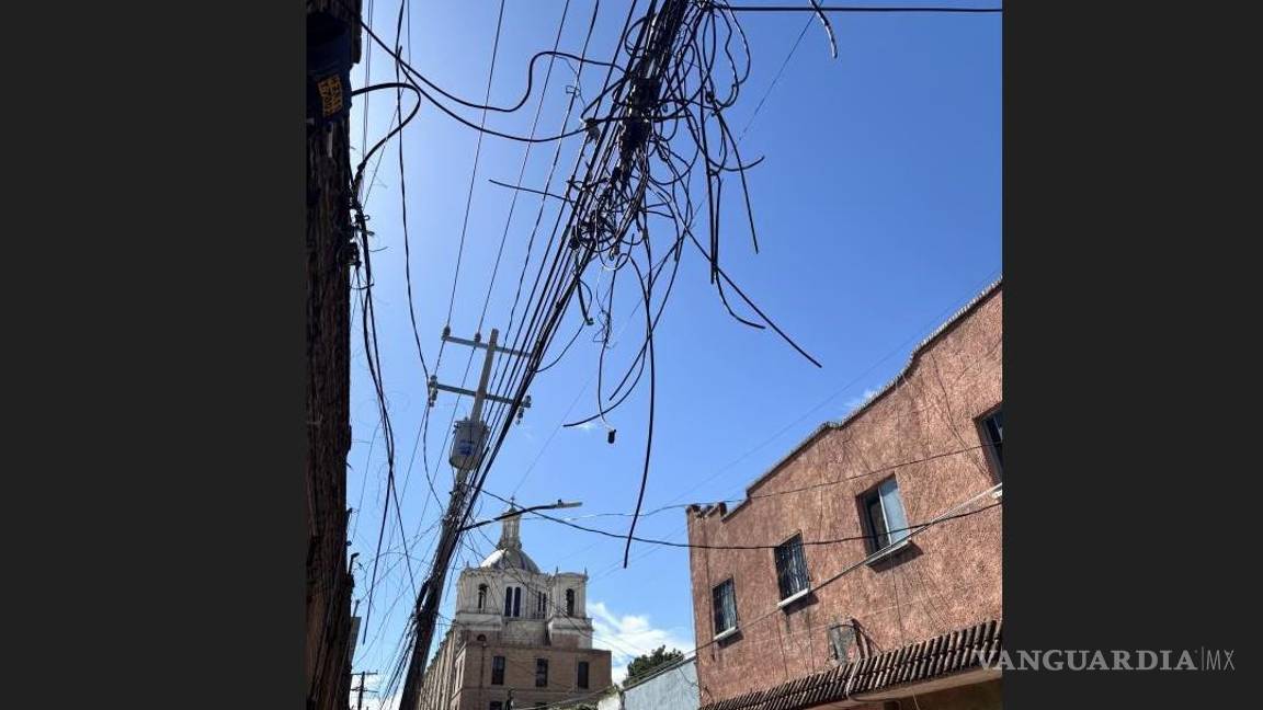 $!Algunos cables están en riesgo de caer.