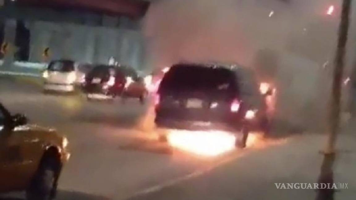 Se quema camioneta por fuga en el bulevar Fundadores; conductora pudo salir a tiempo