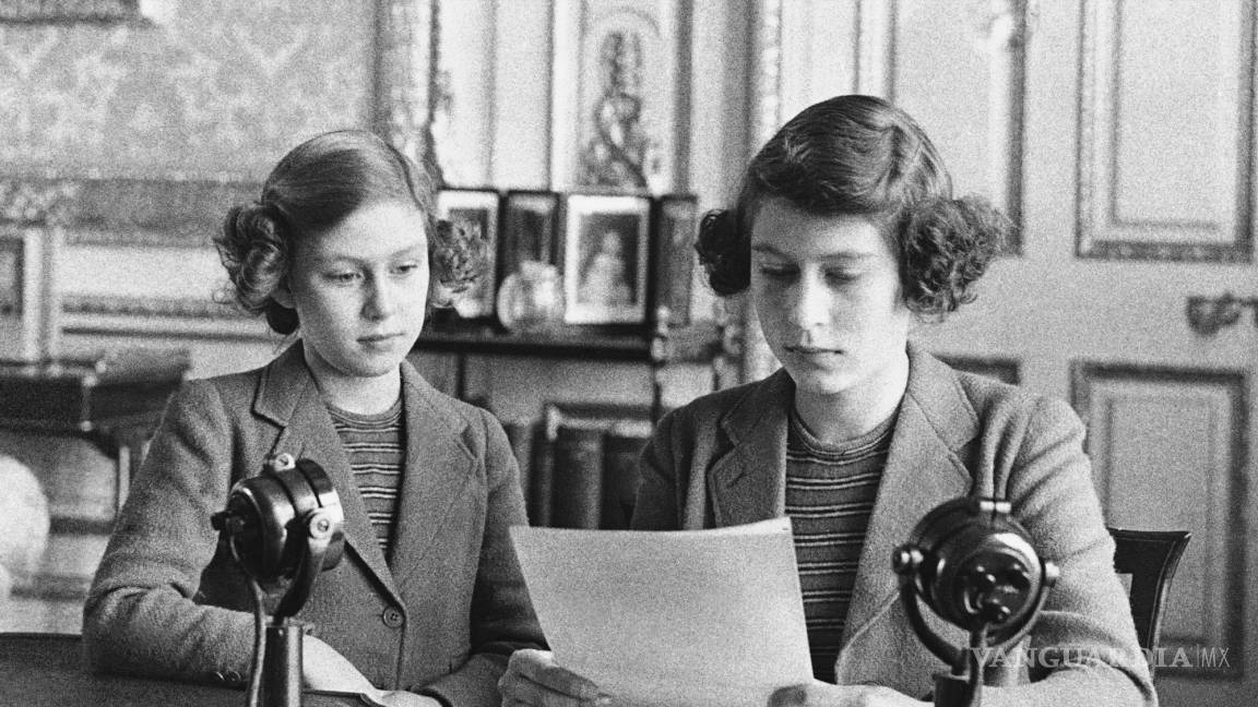 $!La princesa Isabel, de 14 años (d) con su hermana la princesa Margarita antes de dar su primer disurcurso por radio en Londres el 13 de octubre de 1940.