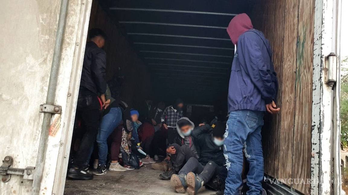 Rescatan 108 migrantes hacinados en un camión en Nuevo León