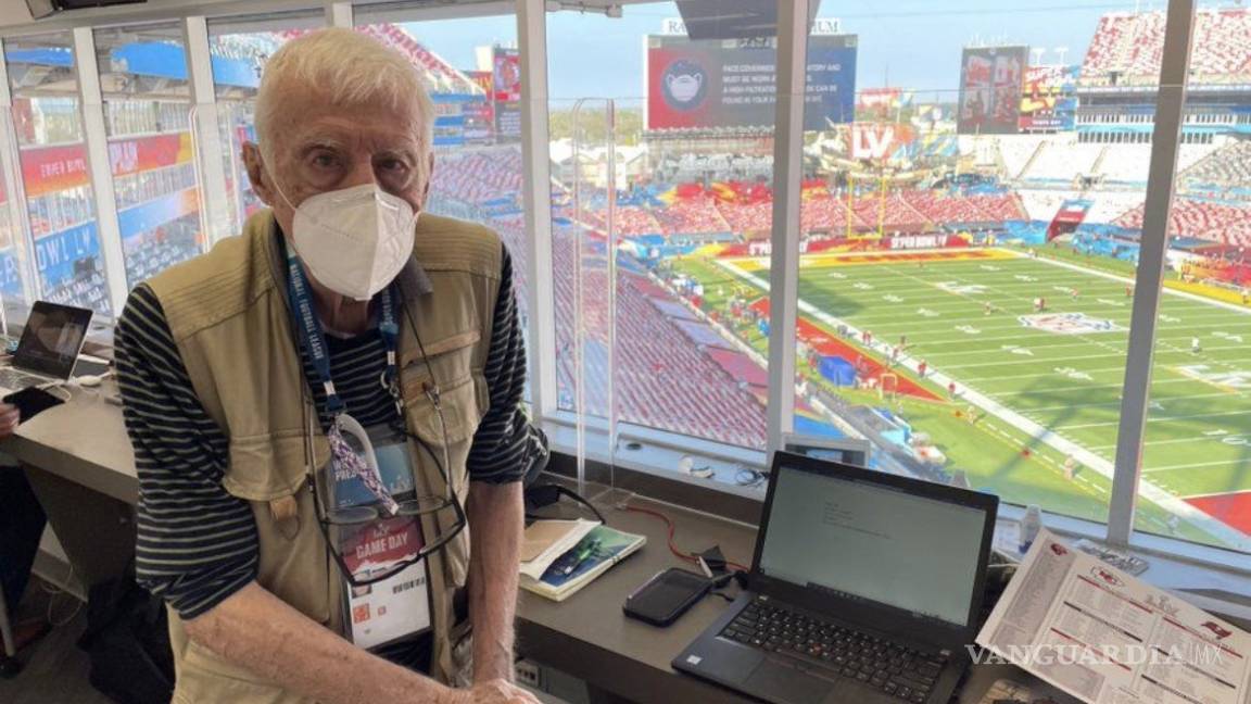 El periodista de 93 años que superó el Covid-19 para cubrir el Super Bowl