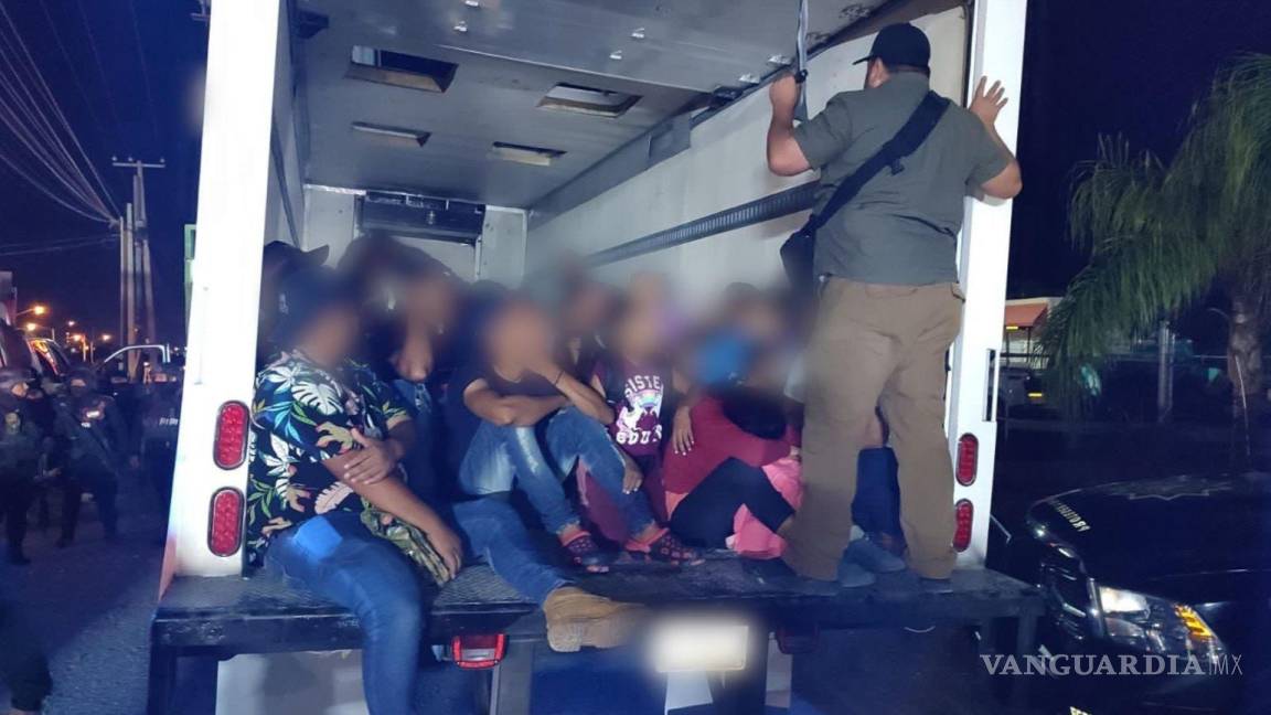 Detienen a camión refrigerante con placas de Coahuila; trasladaba a 80 migrantes hacia la frontera