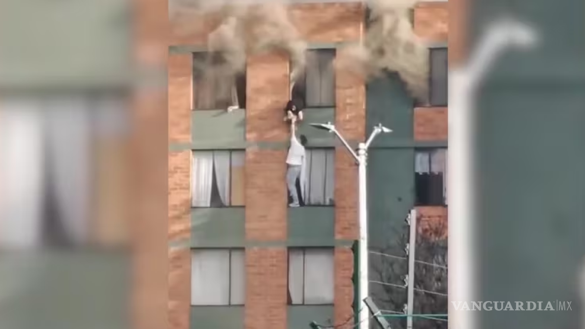 Hombre salvó a niña y a su mascota de un incendio (video)