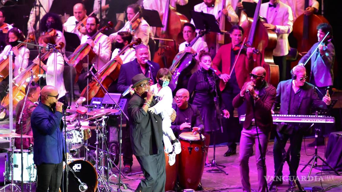 $!La agrupación de son cubano Formell y Los Van Van (frente) y la Orquesta Filarmónica del Desierto de Coahuila (atrás), durante la inauguración del 49 Festival Internacional Cervantino en el estado de Guanajuato (México). EFE/Luis Ramírez