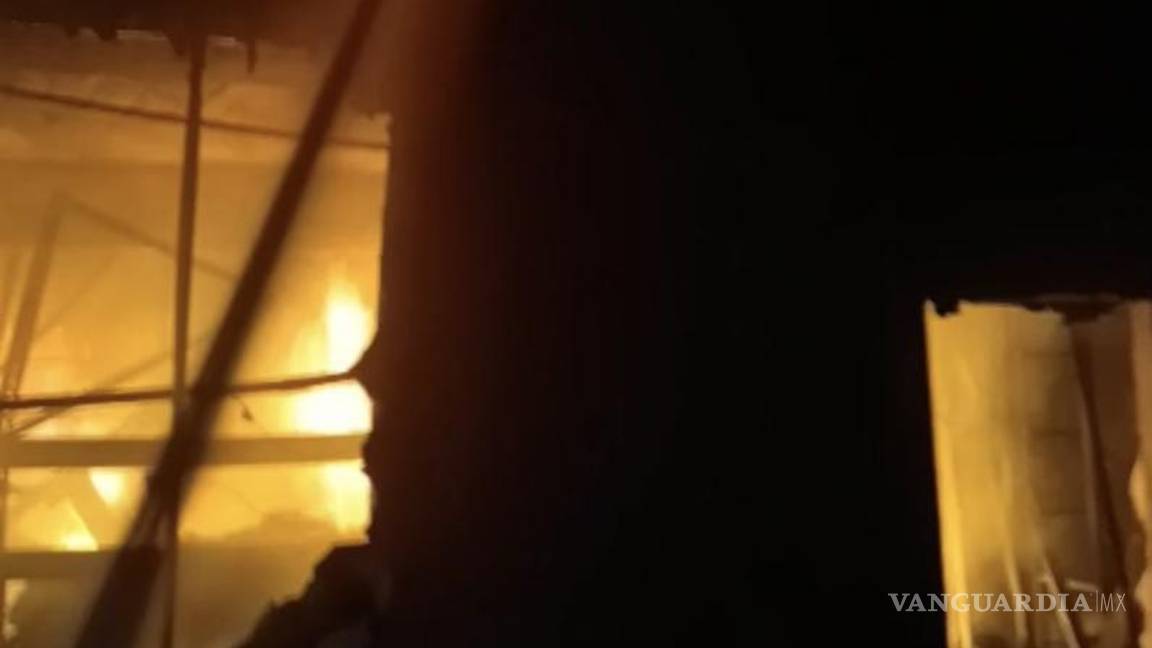 $!El incendio se localizó en una oficina dentro de la bodega de solventes en el fraccionamiento Europa.