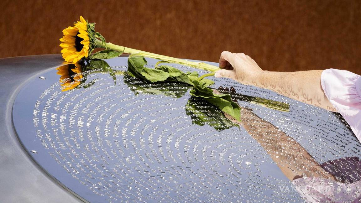 $!Un familiar de las víctimas coloca una flor en la placa conmemorativa durante la conmemoración de las víctimas del desastre aéreo del MH17 en Países Bajos.