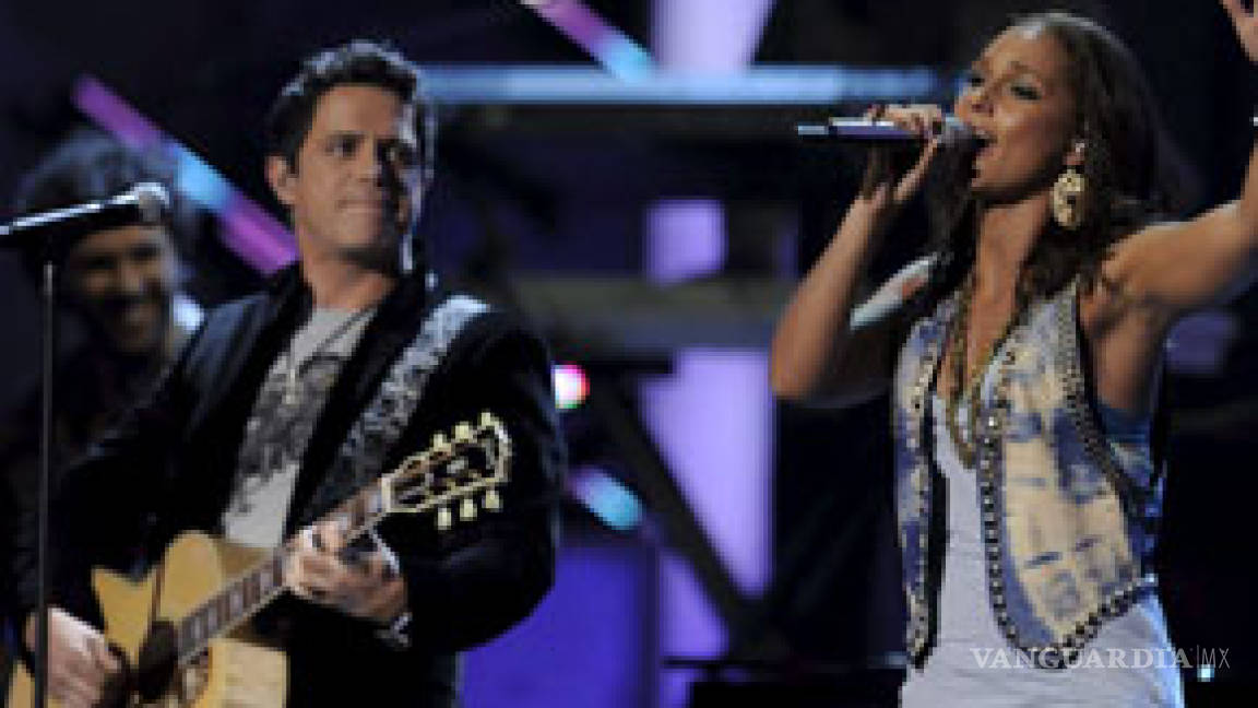 Alejandro Sanz se presenta durante concierto de Alicia Keys