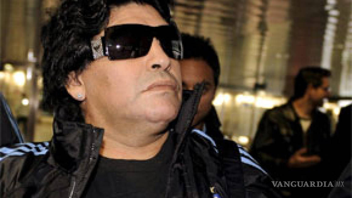FIFA suspende dos meses a Maradona