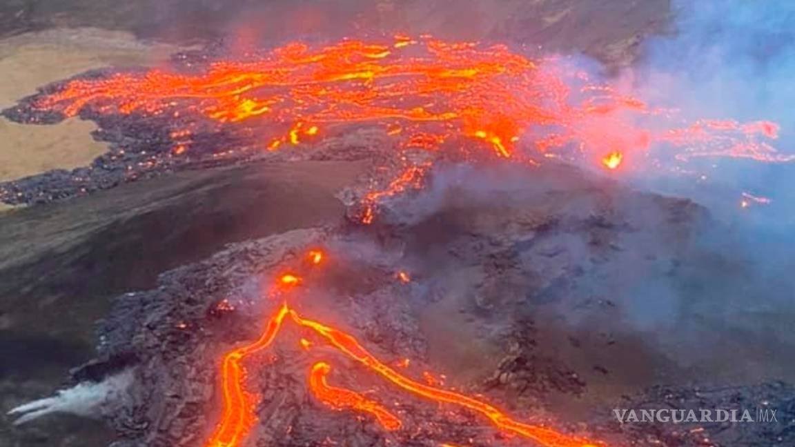$!Después de 6 mil años el volcán del monte Fagradals en Islandia despertó con una erupción (fotos)