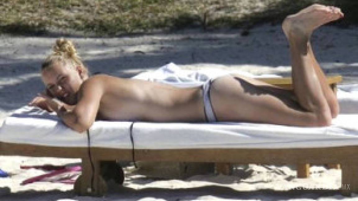 Fotografían a Caroline Wozniacki haciendo topless en la playa
