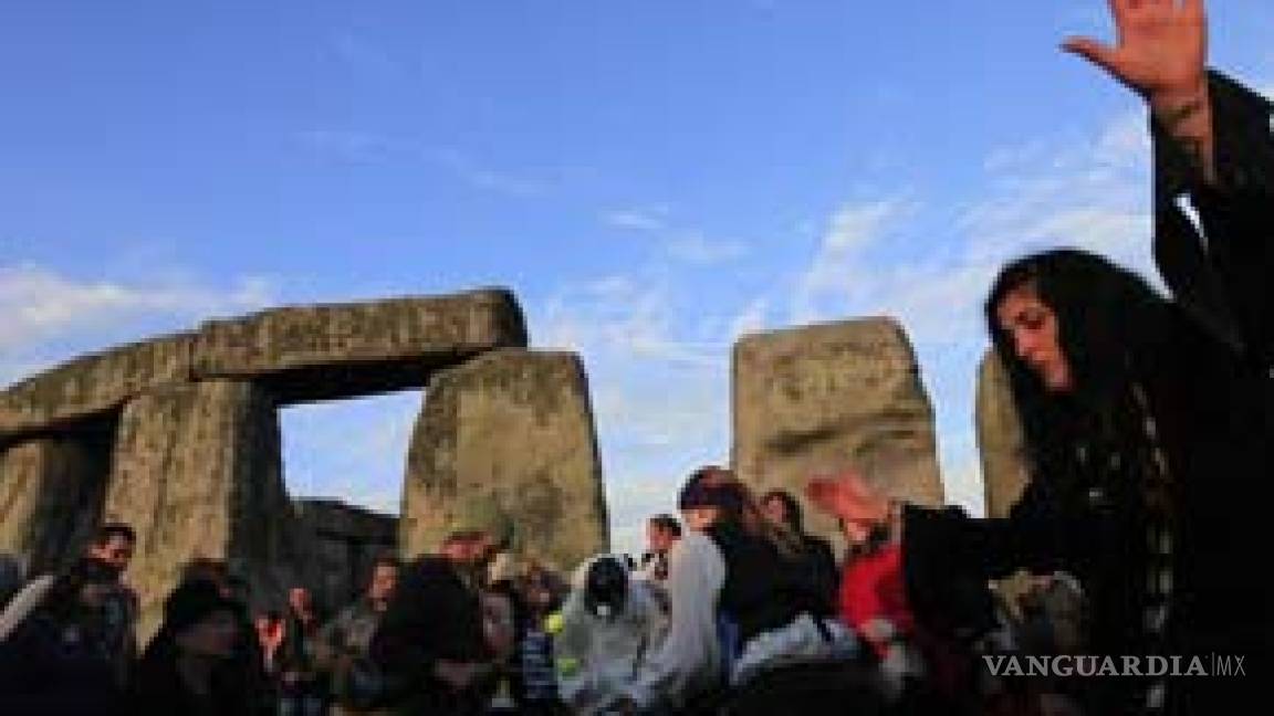 Creyentes reciben el verano en Stonehenge