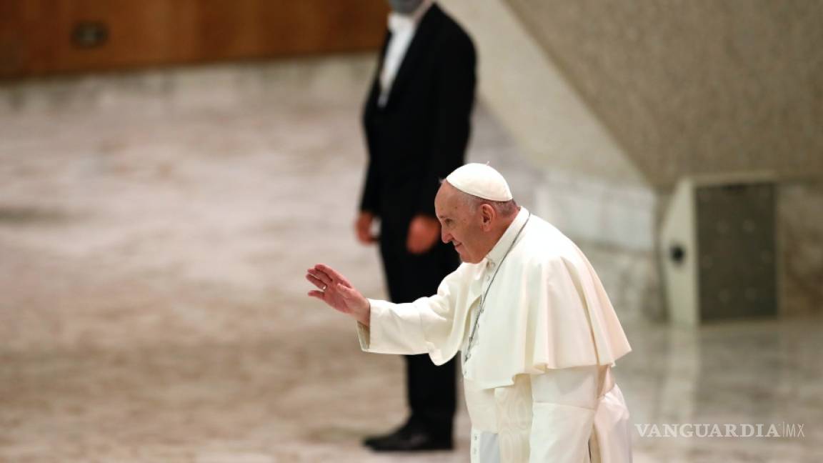 Papa Francisco culpa a la señora llamada COVID de obligarlo a mantener sana distancia