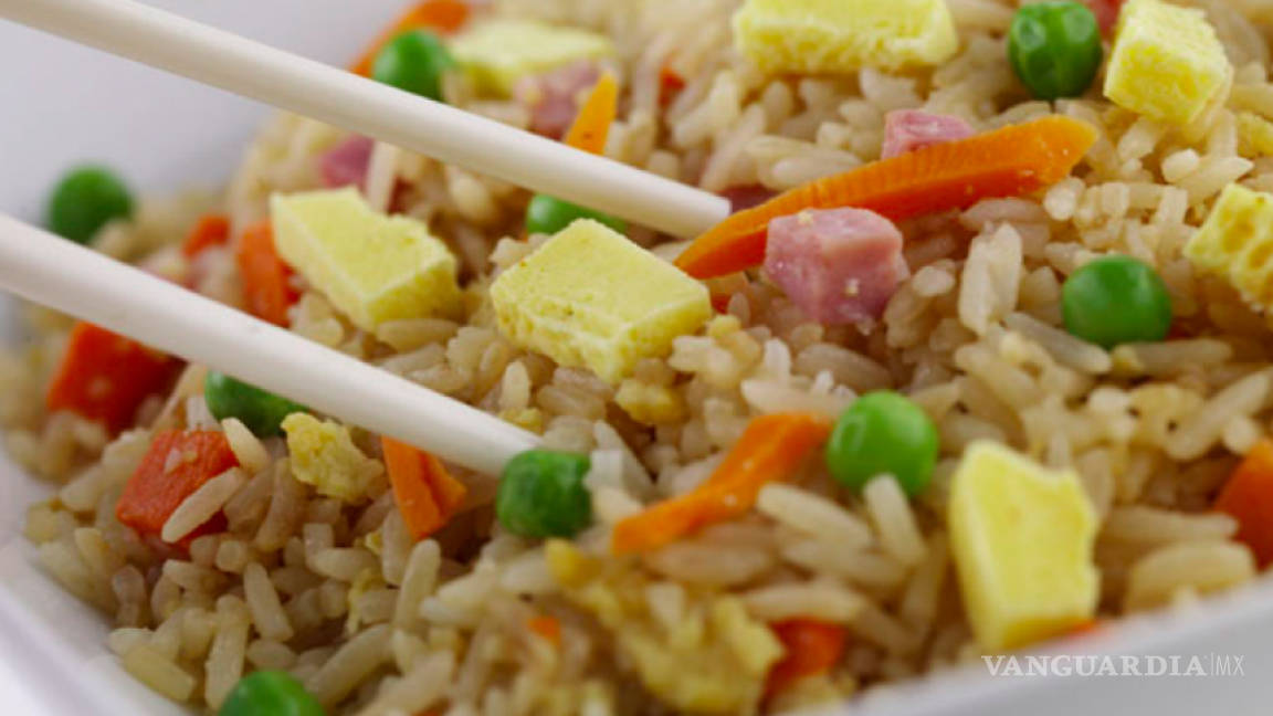 Chinos rompen récord Guinness con arroz frito y luego lo pierden por desperdiciarlo