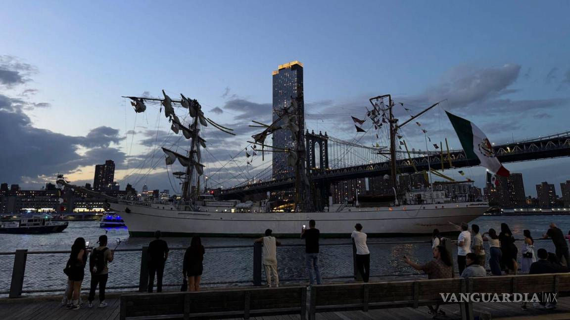 $!El buque escuela naval Cuauhtémoc sufrió un accidente durante las maniobras de zarpe, provocando su colisión con el puente de Brooklyn lo que dejó un saldo de 2 muertes confirmadas.