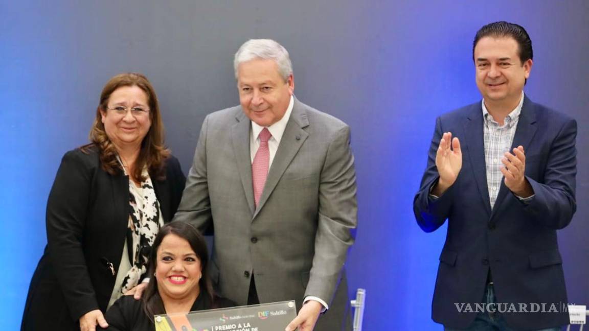 $!Cynthia del Carmen Molano Serna recibió su reconocimiento en el rubro de ‘Promotor de Inclusión en situación de Discapacida.