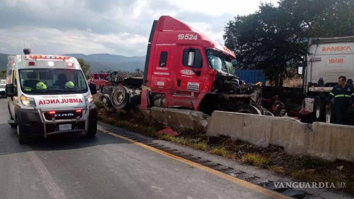 Quedan 2 heridos por accidente en Los Chorros; cierran la 57 en tramo de Saltillo