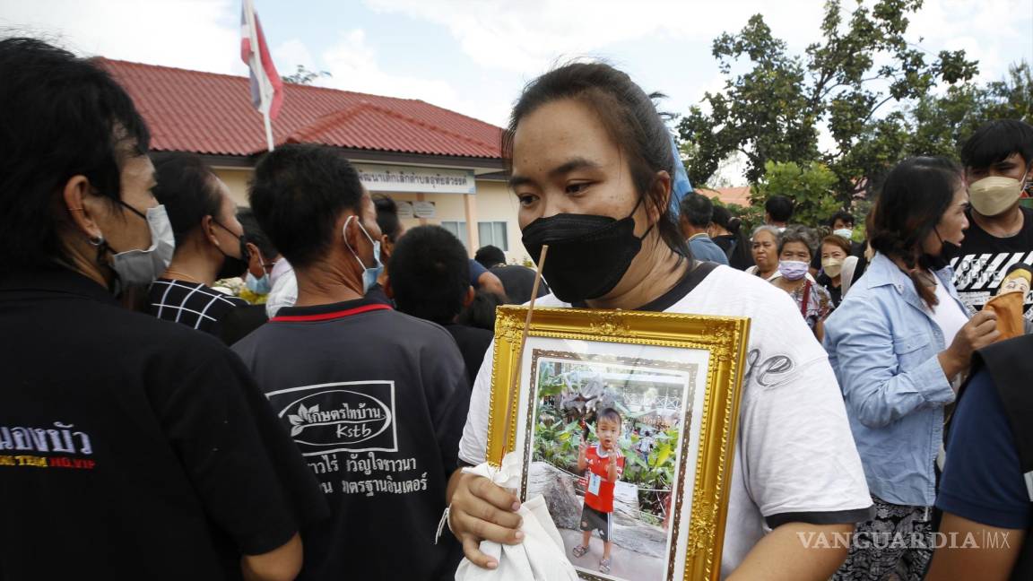 Familiares de las 36 víctimas de masacre en Tailandia dejan ofrendas en guardería y templos