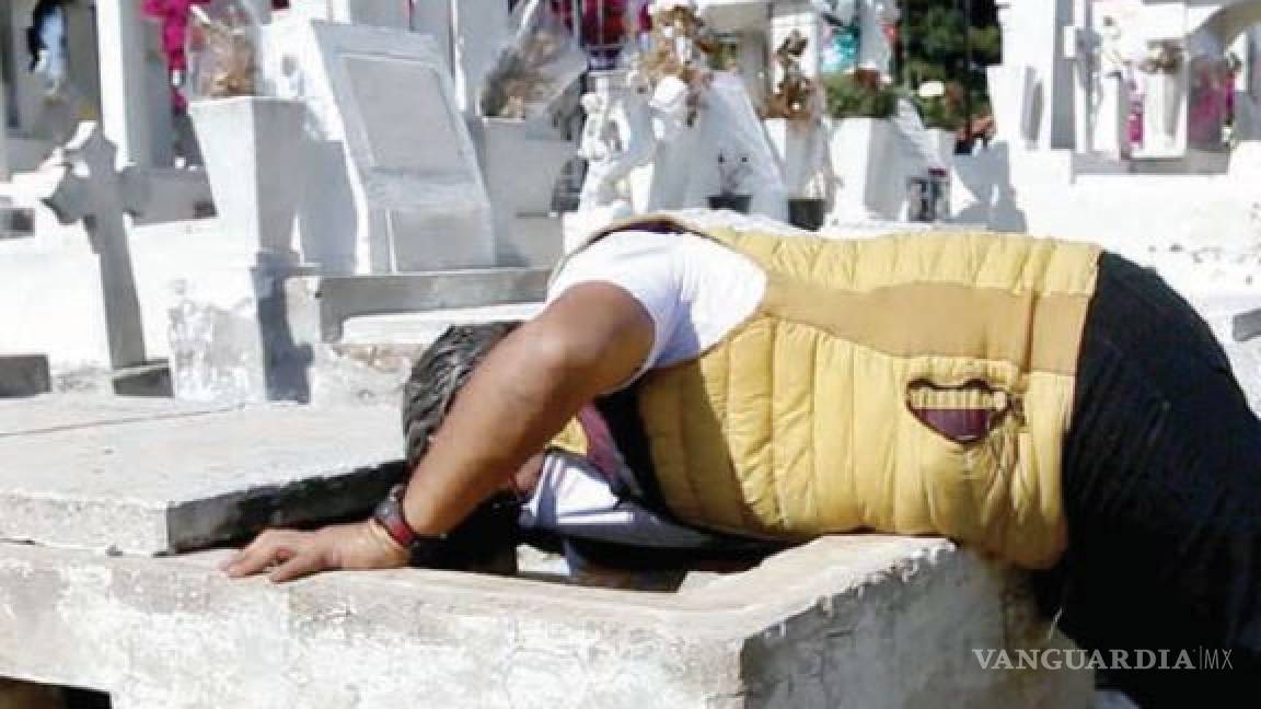 $!Exhiben brujería de Geraldine Bazán en panteón; brujo desentierra 'trabajito' para desfigurar a Irina Baeva