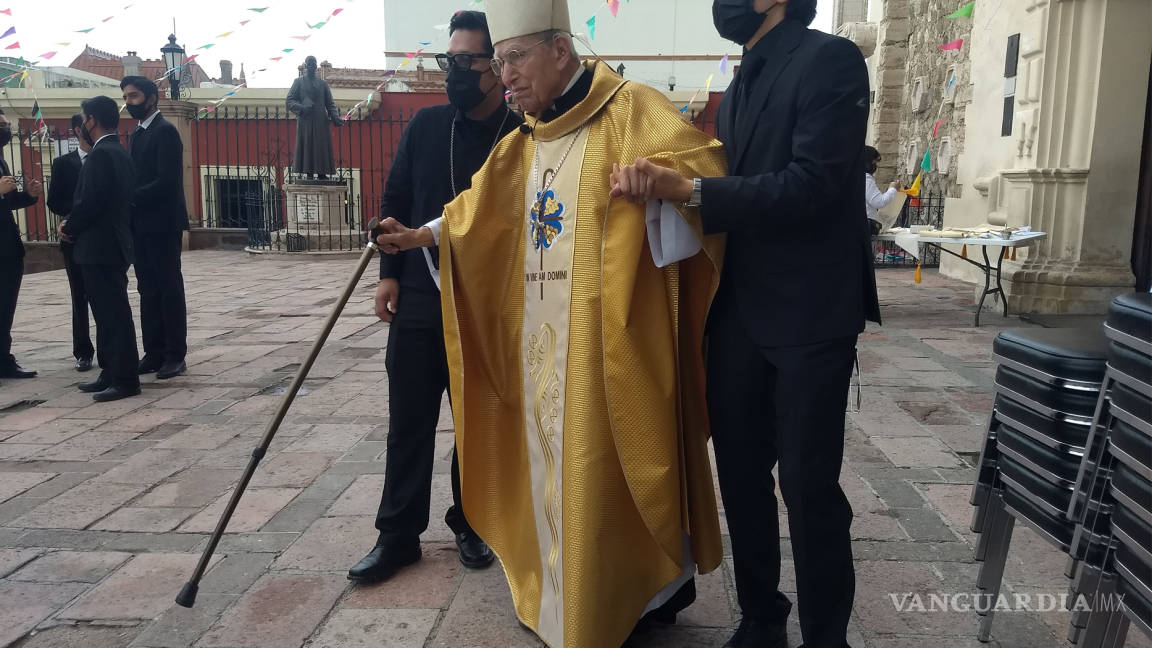 Celebran el 50 aniversario del Obispo Emérito de Saltillo, Francisco Villalobos, con recorrido en el Centro Histórico