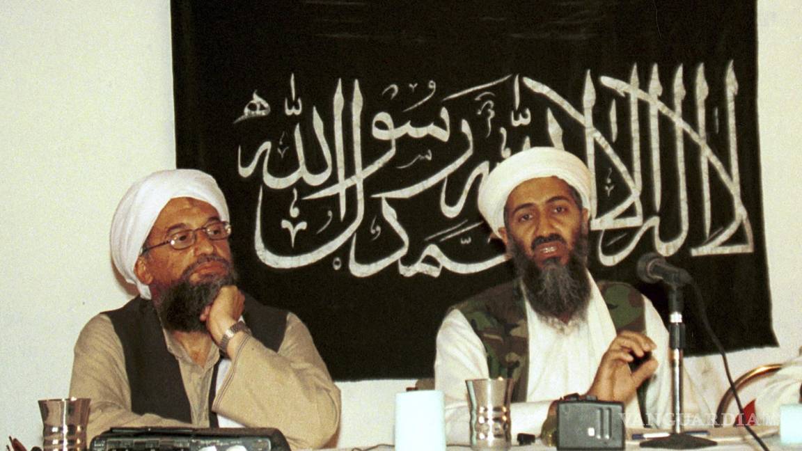 $!En esta foto de 1998 disponible Ayman al-Zawahri, a la izquierda, escucha durante una conferencia de prensa con Osama bin Laden en Khost, Afganistán.