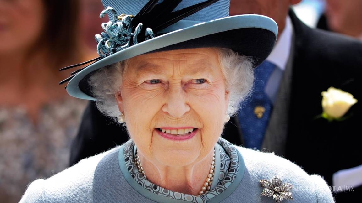 $!La reina Isabel II de Gran Bretaña llega al Epsom Derby Day en el hipódromo de Epsom Downs, en las afueras de Londres, Gran Bretaña, el 01 de junio de 2013.