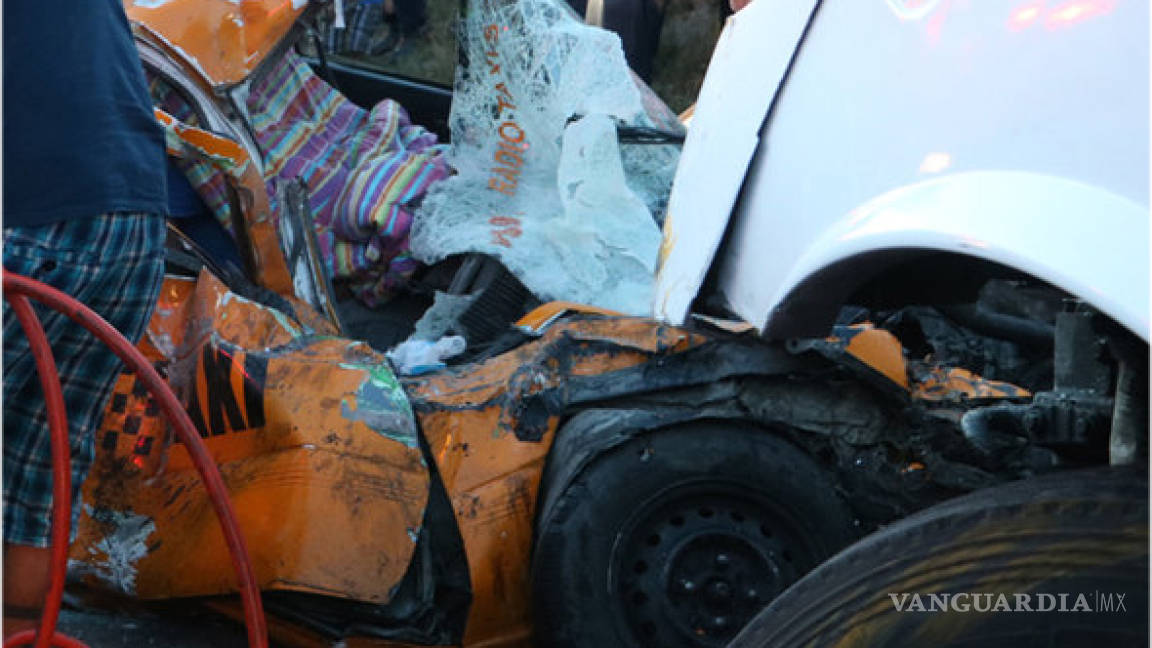 Taxista termina prensado y al borde de la muerte en Saltillo