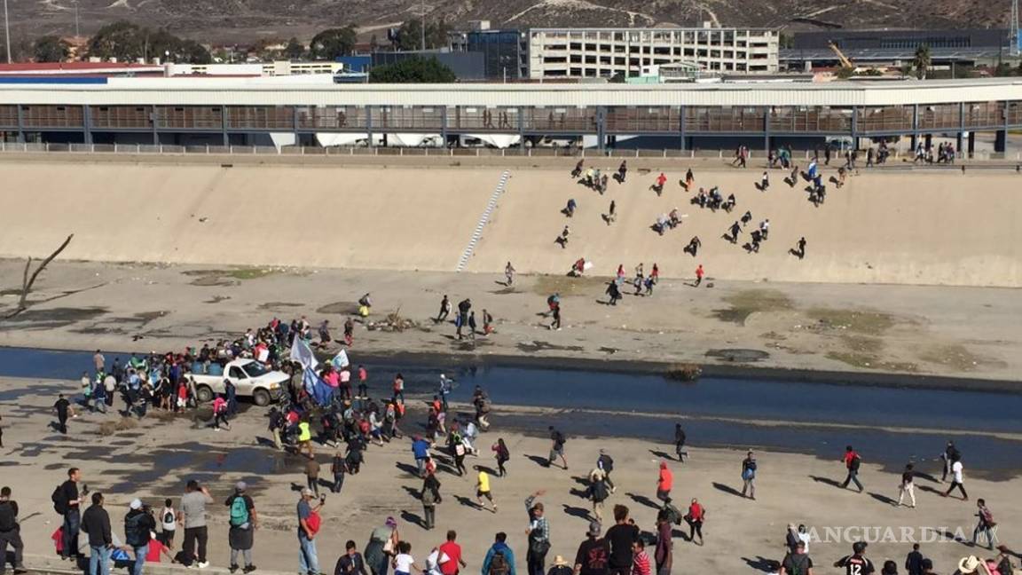 $!Estalla violencia en cruce Tijuana-San Diego; agentes de EU lanzan gas lacrimógeno a migrantes