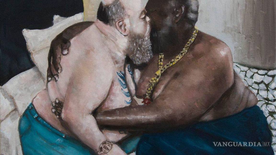 $!Un óleo sobre tela en el que aparecen dos hombres, uno de raza negra y otro de raza blanca, ambos con sobrepeso, fundidos en un beso.