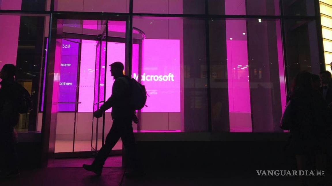 $!La gente pasa frente a una oficina de Microsoft en Nueva York el 10 de noviembre de 2016.