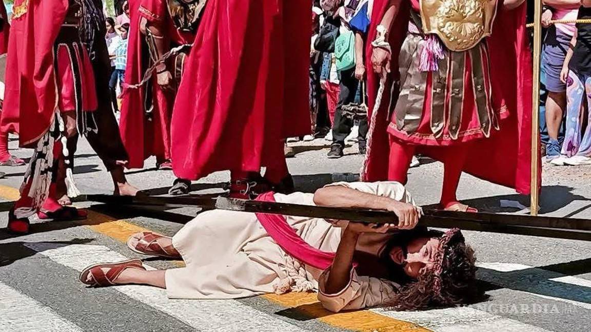 $!A pie o en teleférico, familias completas ascendieron desde temprano al santuario del Cristo de las Noas para presenciar el Viacrucis.