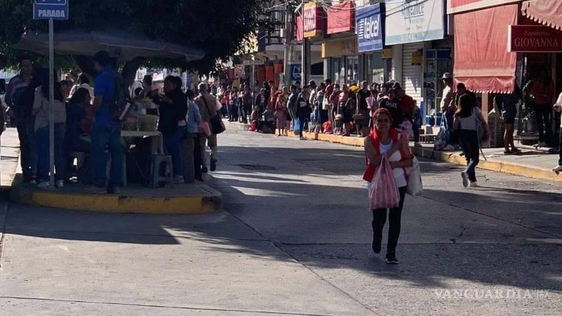 $!Se observa a cientos de personas en espera del servicio y a otras que decidieron caminar