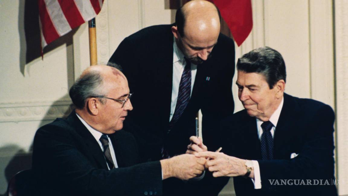 $!El presidente estadounidense Ronald Reagan y el líder soviético Mikhail Gorbachev intercambian bolígrafos e la Casa Blanca el 8 de diciembre de 1987.