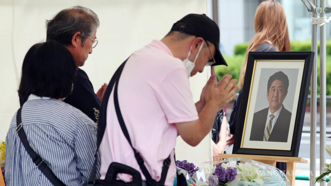 A un año de su muerte, cientos de japoneses le rinden tributo a Shinzo Abe