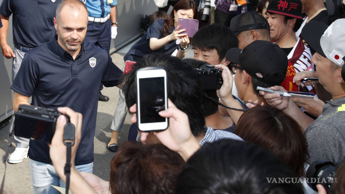 $!Cientos de aficionados reciben a Iniesta que está listo para debutar en Vissel Kobe