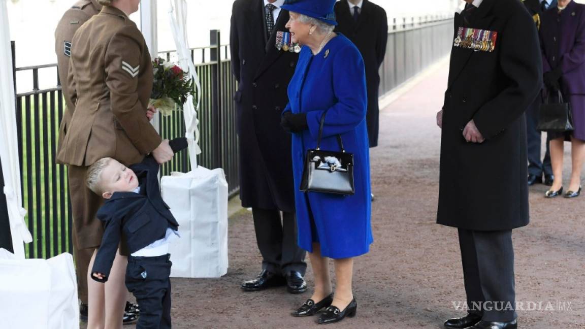 ¡Berrinche real! Niño hace rabieta ante la reina Isabel II
