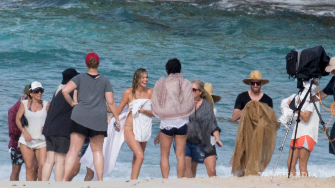 $!Kate Upton muestra de más al caer de una roca en el mar