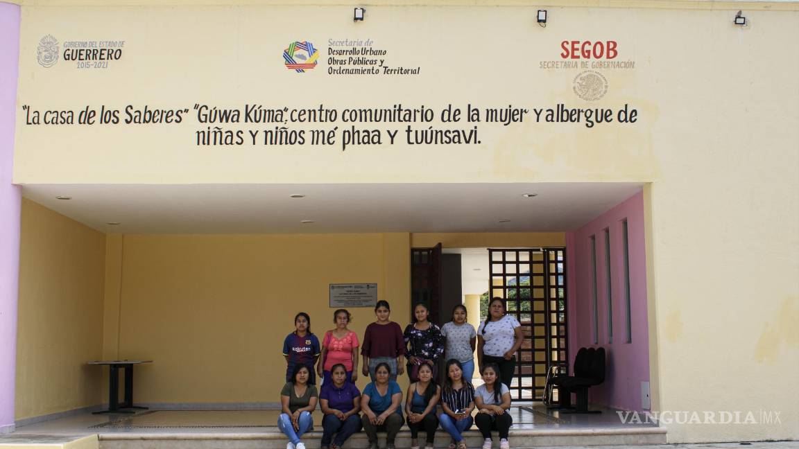 $!Las mujeres que trabajan en la Casa de los Saberes posan para una foto en la entrada del edificio, en Ayutla de los Libres, Guerrero. AP/Abril Mulato