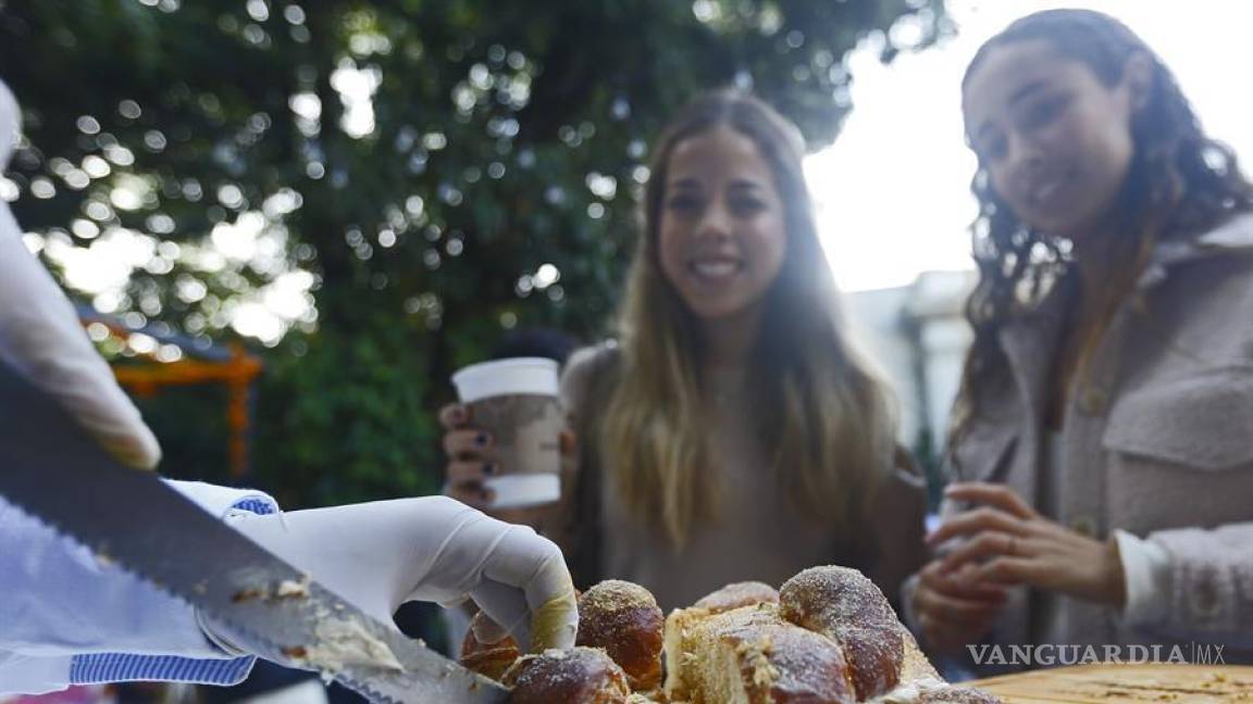 $!Reposteros y panaderos exhiben a comensales variedades de pan en la Paneada, en Guadalajara (México).