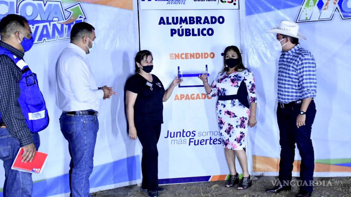 Inauguran obra de alumbrado en Leandro Valle en Monclova