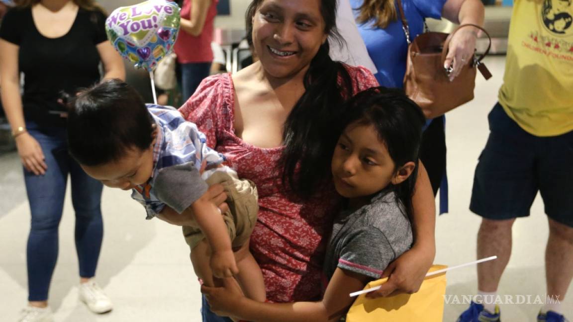 Madre e hija separadas en la frontera de EU con México, finalmente se reúnen