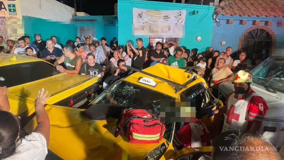 $!Paramédicos rescataron al conductor atrapado entre los autos.