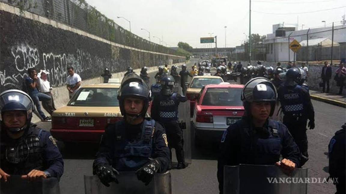 Se enfrentan taxistas y policías en inmediaciones de CU