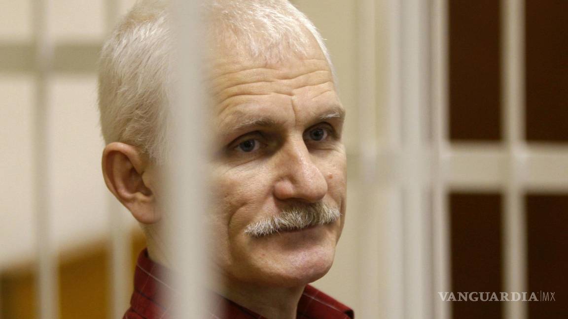 $!Ales Bialiatski, fundador de la organización no gubernamental Centro de Derechos Humanos Viasna, durante una audiencia ante la corte en Minsk, Bielorrusia.