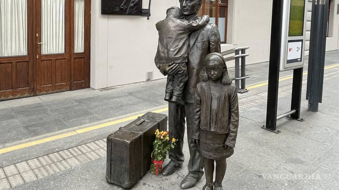 $!Escultura de Nicholas Winton en la Estación Central de Trenes de Praga.